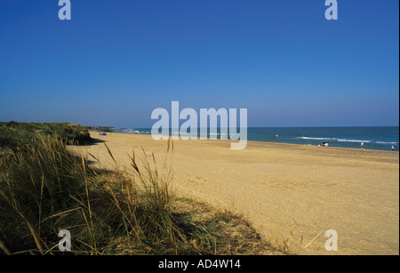 Caister lange breite Sandstrand Strand gesichert durch hohe Sanddünen nördlich von Great Yarmouth südlichen Norfolk Stockfoto