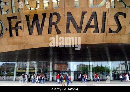 Passanten vor Eingang in das Wales Millennium Centre Kultur und Künste Gebäude in Cardiff Bay Cardiff South Glamour Stockfoto