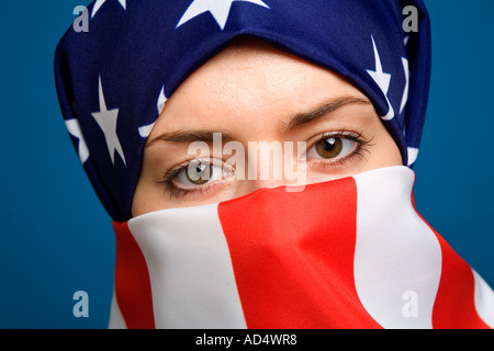 Muslimische Frau trägt eine amerikanische USA US-Flagge als eine Hijab Burka mit einem blauen Hintergrund Stockfoto