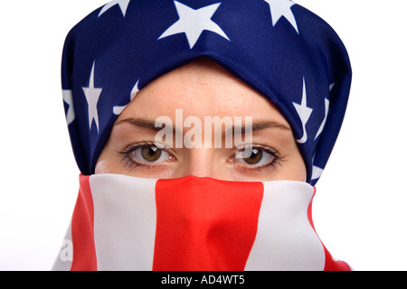 Muslimische Frau trägt eine amerikanische USA US-Flagge als eine Hijab Burka mit weißem Hintergrund Stockfoto