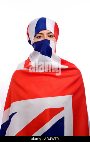 Muslimische Frau trägt ein Union Jack-Flagge als eine Hijab Burka mit weißem Hintergrund Stockfoto