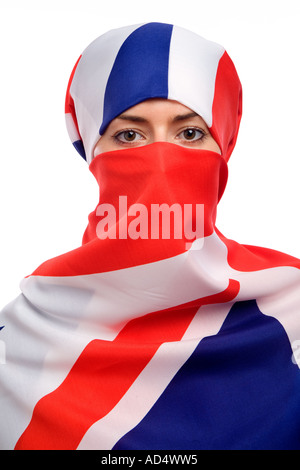 Muslimische Frau trägt ein Union Jack-Flagge als eine Hijab Burka mit weißem Hintergrund Stockfoto