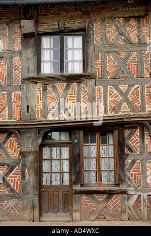 Ziegel und Holz Hausfassade Courmemin Loire-Frankreich Stockfoto