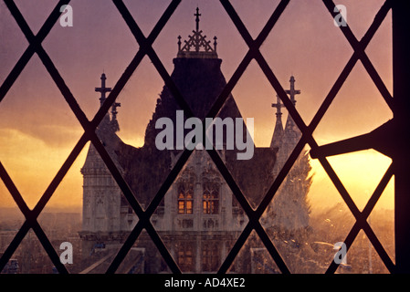 Einzigartigen Blick auf die Tower Bridge gesehen durch die verwitterten verbleit Lichtfenster des Nordturms bei Sonnenuntergang Stadt London England UK Stockfoto