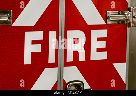 Ein Notdienst-Fahrzeug mit dem Wort Feuer in reflektierender Schriftzug auf der Rückseite des Gerätes. Bild von Jim Holden. Stockfoto