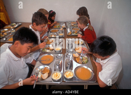 Schülergruppe multirassische junior mit formalen gesundes ausgewogenes Mittagessen in der Schulkantine Stockfoto