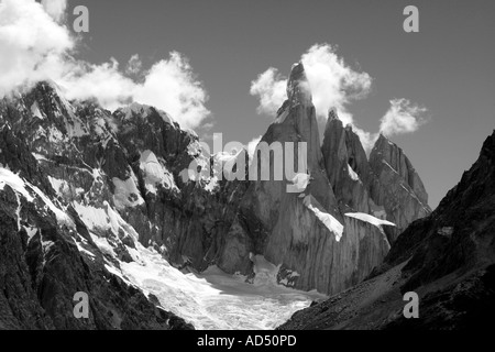 WISPs von Wolken am Cerro Torre Stockfoto