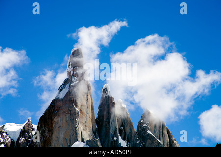 Cerro Torre mit Strähnen von Wolken Stockfoto