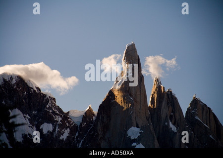 Gipfel des Cerro Torres in der Dämmerung - Wisps von Wolken Stockfoto