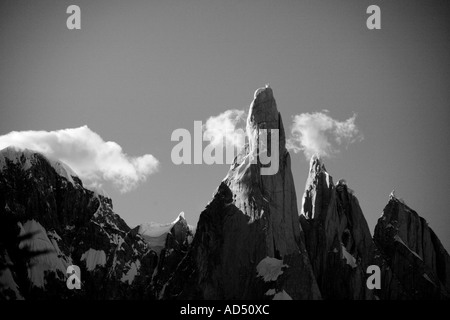 Gipfel des Cerro Torres in der Dämmerung - Wisps von Wolken Stockfoto