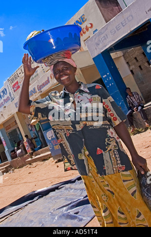 Banane-Verkäufer auf einer Straße in Monze Sambia Afrika Stockfoto