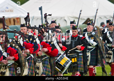 Atholl Highlanders pipe Band und Soldaten marschieren, Duke of Atholl bei Highland Games 2006 sammeln Stockfoto