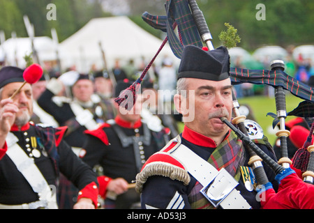 Atholl Highlanders pipe Band und Soldaten marschieren vorbei an Duke of Atholl bei Highland Games 2006 sammeln Stockfoto