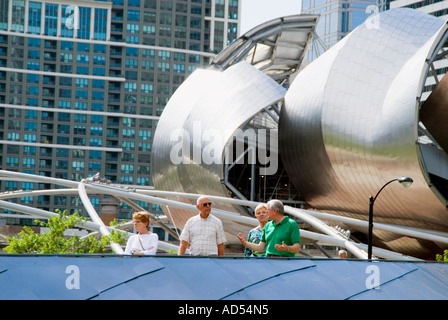 Paare, Chicagos BP Brücke mit Pritzker Pavilion im Hintergrund / Millennium Park Stockfoto