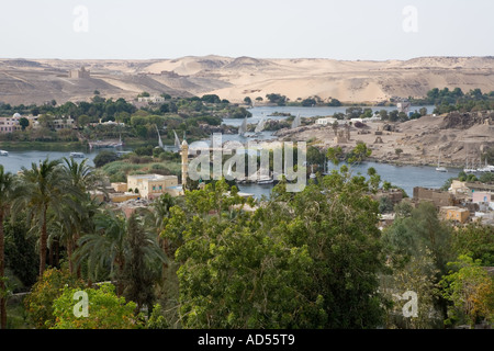 Blick vom Assuan über Nil in der Wüste in West Bank Stockfoto