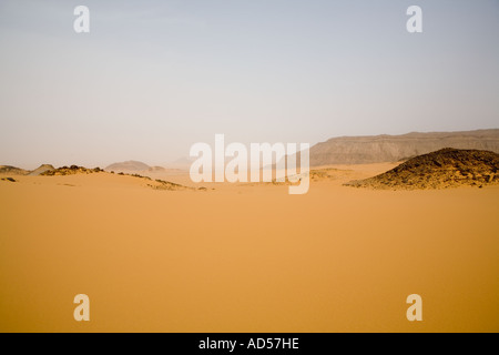 Sandebene im Dunst des nahenden Sturm auf dem Weg zum Gilf Kebir. Sahara Wüste, Ägypten. Stockfoto