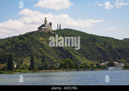 Kleiner Fluss Seite Gemeinschaft von Braubach mit Marksburg Schloss hoch über. Stockfoto