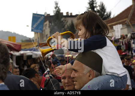 Balkan Brass Bands Musik Festival Guca / Serbien 2005, kleine Mädchen spielt Trompete Stockfoto