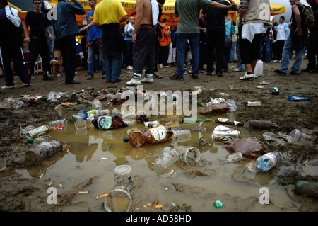 Balkan Brass Bands Musik Festival Guca / Serbien 2005, Müll im Schlamm Stockfoto