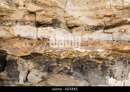 Nahaufnahme von Gesteinsschichten Sahara Wüste auf dem Weg nach Gilf Kebir, Ägypten. Stockfoto