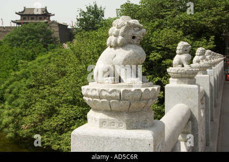 Löwen-Statuen schmücken eine Brücke in das Südtor der Stadt Wände Xian Stadt der Provinz Shaanxi China Stockfoto