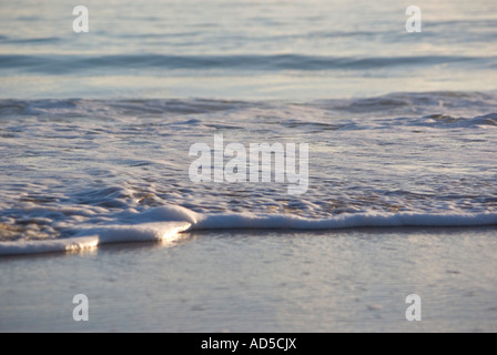 ein schöner Strand-Szene mit sanften Wellen, bis des Sands Stockfoto