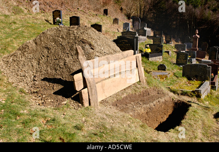 Frisch ausgehobenen Grab im Friedhof der Pantycelyn Kapelle zwischen Beulah und Abergwesyn Powys Mid Wales UK Stockfoto