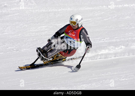 Tatsuko Aoki von Japan im Wettbewerb Damen Alpin Ski Riesenslalom sitzen Stockfoto