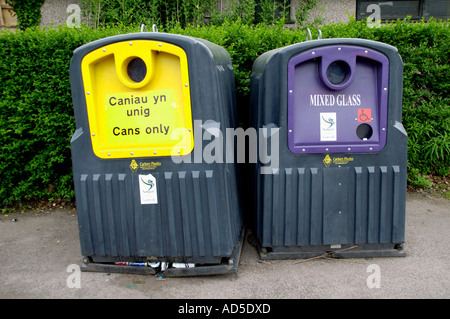 Gemeinschaft, die recycling-Behälter für Dosen und Mischglas in Newport South Wales UK Stockfoto