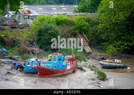 Inshore Freizeit Angelboote/Fischerboote vertäut im Schlamm am Ufer des Gezeiten-Fluss Usk in Newport South Wales UK Stockfoto