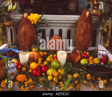Altar mit Blumen, Lebensmittel und Pan de Muerto - Brot der Toten - vorbereitet für den Tag der Toten Oaxaca Mexico Stockfoto