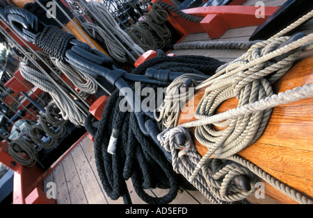 Tauwerk am Bug des australischen Replikats von James Cooks Bark Endeavour Stockfoto