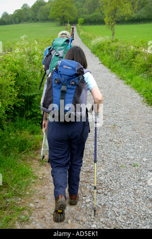 Geführte walking-Gruppe auf Wanderweg zum Skirrid Fawr Berg in der Nähe von Abergavenny Monmouthshire South Wales UK Stockfoto