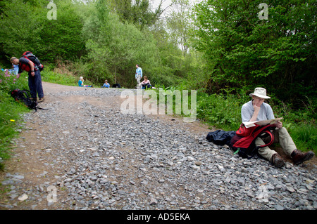 Walking-Gruppe ruht auf Wanderweg im Wald in der "Schwarzen Berge" South Wales UK Stockfoto