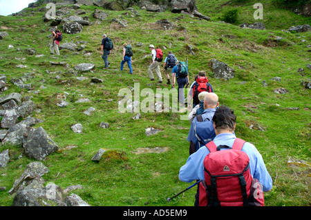 Geführte walking-Gruppe auf Fußweg zu Skirrid Fawr am südlichen Rand der Black Mountains in der Nähe von Abergavenny Monmouthshire UK Stockfoto