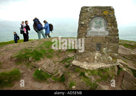 Familie Gruppe von Wanderer auf dem Gipfel des Berges Skirrid Fawr Abergavenny Monmouthshire South Wales UK Stockfoto