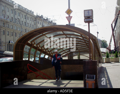 Eingang von der Straße und fahren Sie mit der U-Bahn in Minsk mit Mann im Sport Kleidung und Cap in der Innenstadt von Minsk Belarus verlassen Stockfoto