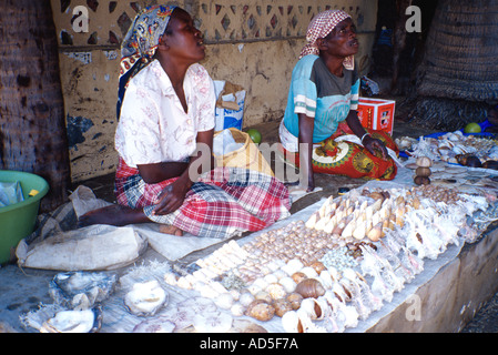 Einheimische Frauen mit marine Souvenirs Muscheln und Korallen Inhaca Island Maputo-Mosambik-Südafrika Stockfoto