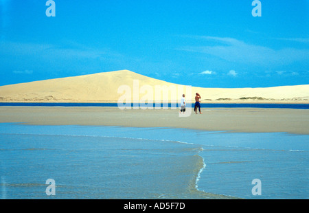 Ein paar wenige Pansy Shell Insel mit riesigen Sanddünen Bazaruto Insel Ilha Bazaruto dahinter Bazaruto Archip Stockfoto