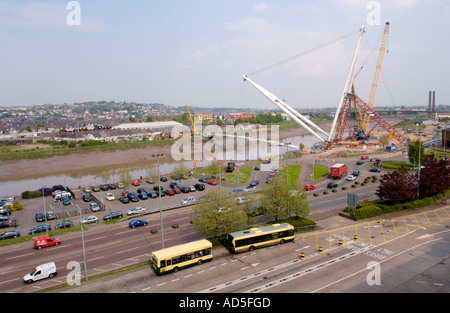 Brücke im Bau über den Fluss Usk in Newport South Wales UK Gehweg Belag in Position mit einem Kran angehoben Stockfoto