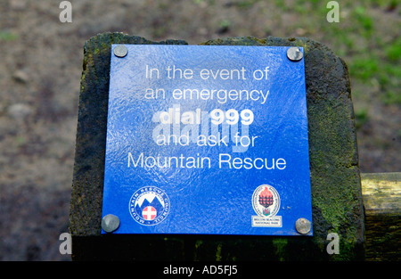 Wählen Sie 999 Notdienste Mountain Rescue Zeichen auf Fußweg in den Brecon Beacons National Park South Wales UK Stockfoto