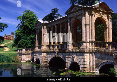 Palladio-Brücke und gotischen Tempel 3 Stowe Gardens Stockfoto