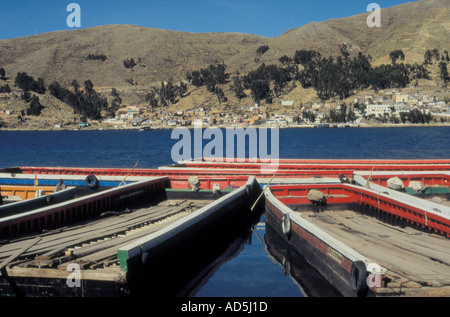 Boote im See Titicaca Tiquina Meerengen mit dem Dorf Tiquina im Hintergrund Bolivien Peru Stockfoto