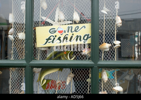 Melden Sie sich an einem Schaufenster sagen: Gone Fishing Stockfoto