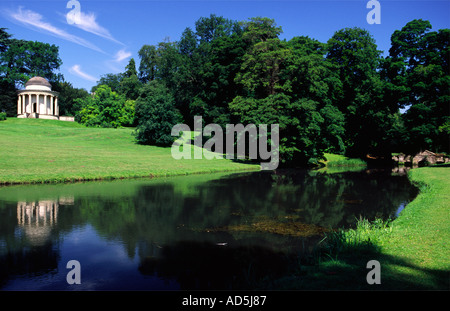 Rotunde und Gothic Tempelgärten Stowe Stockfoto