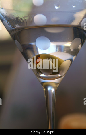 Einen Martini mit Olive in einem funky Glas Stockfoto