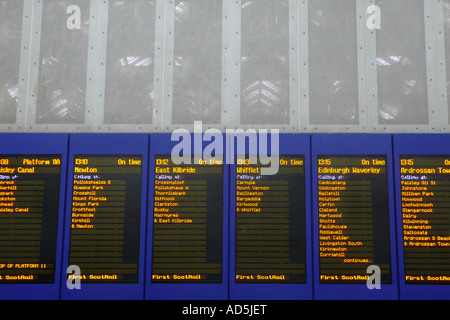 Schottland train Station Ankünfte Board. Stockfoto