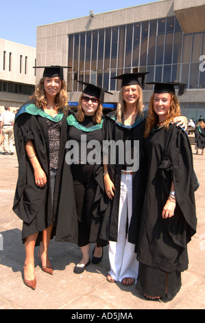 Gruppe von vier jungen Frauen Studenten Absolventen abschloss Kappen und Kleider Aberystwyth University Ceredigion West Wales Stockfoto