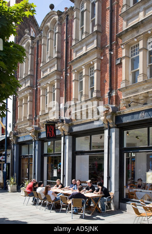 Leute sitzen am Tisch im Straßencafé Cardiff Wales UK Stockfoto