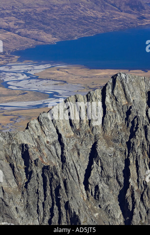 Segelflugzeuge gegen die Felswand und Lake Ohau Mackenzie Country Südinsel Neuseeland Stockfoto